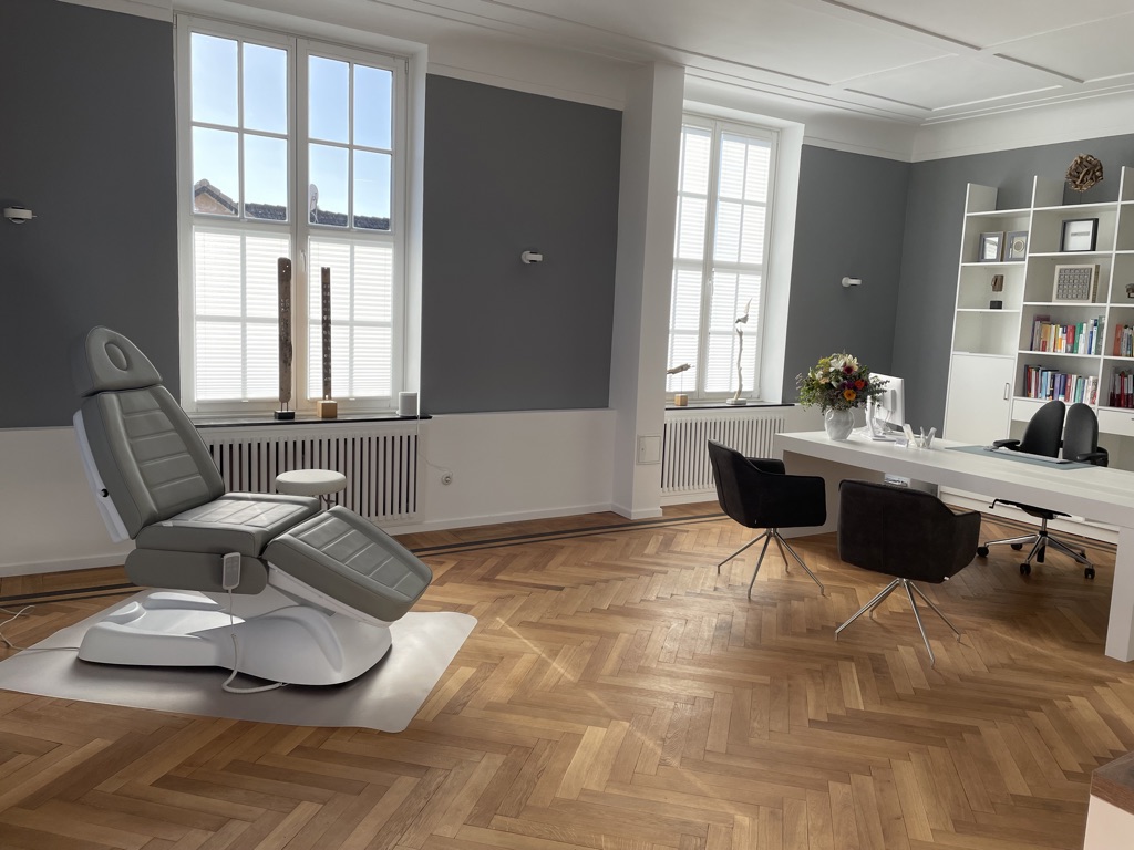 Moderner Warte und Behandlungsraum in der Privatpraxis Dr. med. Marion Azizi M.Sc. in Arnsberg