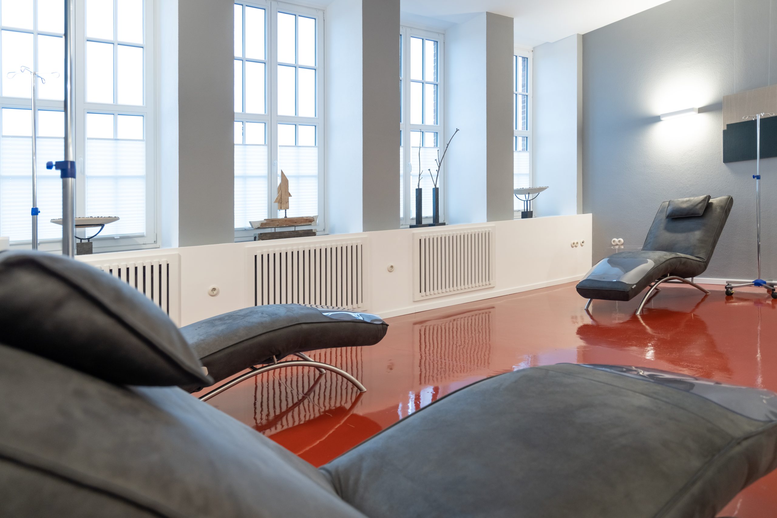 Moderner und ruhiger Warte und Behandlungsbereich in der Privatpraxis Dr. med. Marion Azizi M.Sc. in Arnsberg